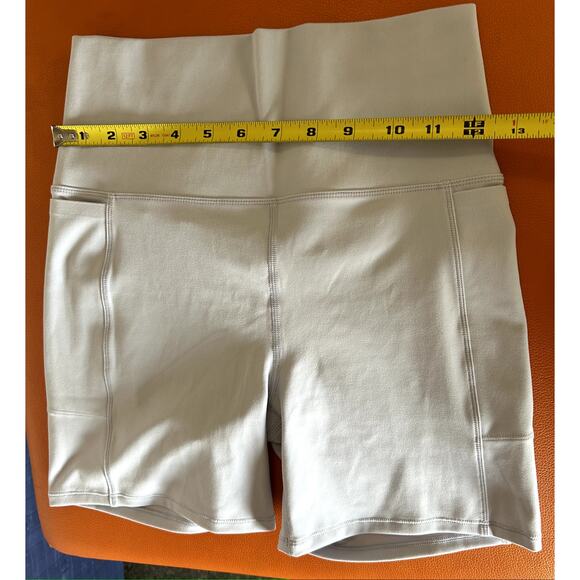 SOLD Vuori Women's AllTheFeels Short Lavender Mist Size Small - Picture 6 of 8